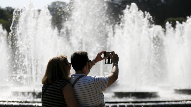 s viajantes canadianos não parecem intimidados de visitar a Europa, apesar de recentes ataques na Bélgica e França. (Francois Lenoir / Reuters)