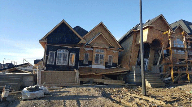 Várias casas que foram danificadas por ventos fortes em Brampton na quinta-feira são mostradas nesta foto postada no Twitter pela Polícia Regional de Peel.