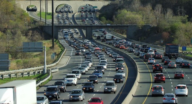 Trânsito congestionado na Don Valley Parkway. FONTE: Wikimedia Commons / Floydian