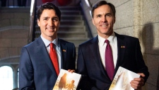 O primeiro-ministro Justin Trudeau com o ministro das Finanças, Bill Morneau, quando ele chega para apresentar o orçamento no Parlamento em Otava – 22 de março de 2016. (The Canadian Press/Justin Tang)