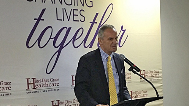 O CEO da Rede de Integração Local de Saúde (Erie St. Clair) Gary Switzer define o Transitional Stability Centre um bloco de construção na área da saúde mental. (Aadel Haleem / CBC)