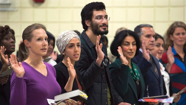Novos canadianos durante uma cerimónia do juramento de cidadania em Dartmouth, N. S., em 2014. (Andrew Vaughan/The Canadian Press)