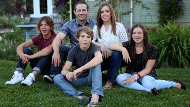 Jim Hillyer, nesta foto com a sua esposa e filhos, queixou-se na terça-feira de que se sentia doente. Morreu na quarta-feira, em Otava. (Jim Hillyer.com)