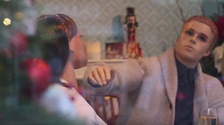 O Projeto Janela, uma exposição da loja, que destacou a questão da violência doméstica. YouTube screengrab