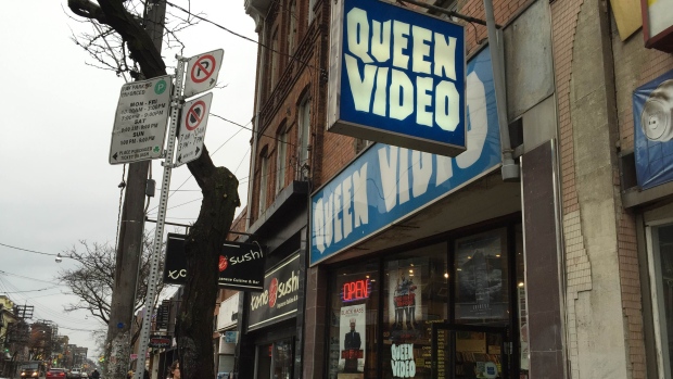 A localização principal da icónica loja de aluguer de filmes Queen Video vai fechar as suas portas. (Nicholas Boisvert/CBC News)