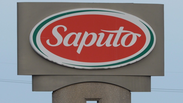 A fabricante de queijo Saputo tem planos para fechar mais três fábricas canadianas resultando numa perda de 230 postos de trabalho. (Ryan Remiorz/Canadian Press)
