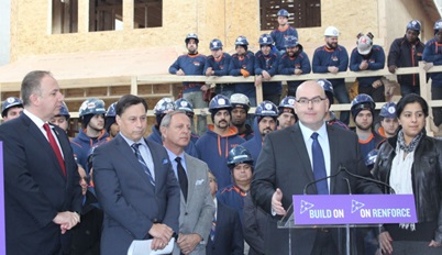 O ministro dos Transportes Steven Del Duca durante a conferência de imprensa em Vaughan. LA/CMC
