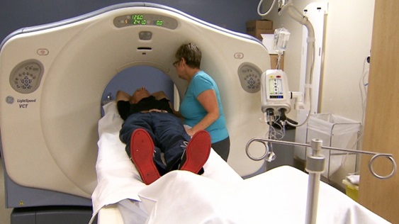 Um homem passa por uma tomografia computadorizada para detetar o cancro do pulmão, nesta foto de arquivo
