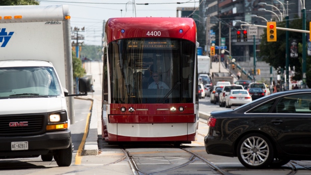 Um novo elétrico da TTC em circulação em Toronto. (David Donnelly/CBC)