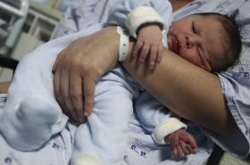 MAIS DE METADE DOS BEBÉS NASCIDOS “FORA DO CASAMENTO” EM 2015 – INE