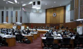 GRITOS E PANCADAS NAS MESAS MARCAM ARRANQUE DE DEBATE NO PARLAMENTO TIMORENSE