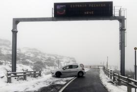 NEVE CORTA ESTRADAS ACIMA DOS 800 METROS NA SERRA DA ESTRELA