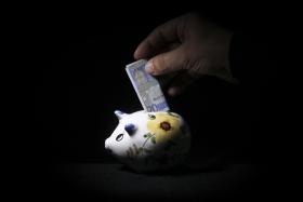 POUPANÇA DAS FAMÍLIAS NA ZONA EURO ESTABILIZA NOS 12,7% NO 4.º TRIMESTRE DE 2015