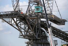 GRUA GIGANTE DERRUBADA PELO VENTO MATA 18 PESSOAS NO SUL DA CHINA