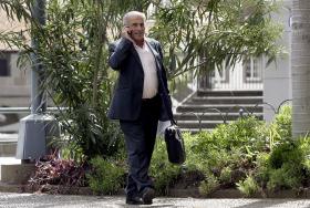 25 ABRIL: SESSÃO SOLENE NA MADEIRA ESTEVE INTERROMPIDA DEVIDO A AÇÃO DO DEPUTADO DO PTP