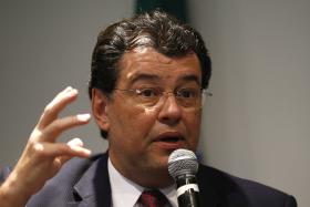 BRASIL: MINISTRO DAS MINAS E ENERGIA DEMITIU-SE DO CARGO