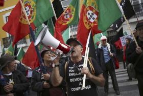 EMIGRANTES LESADOS DO BES REÚNEM-SE EM PARIS PARA DISCUTIR NOVOS PROTESTOS