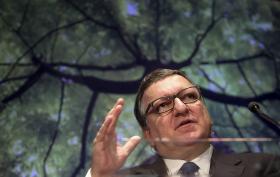 DURÃO BARROSO DIZ QUE “ALGO DEVE SER FEITO” PARA RESOLVER SITUAÇÃO DA BANCA EM PORTUGAL