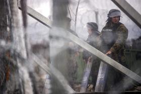 POLÍCIA MACEDÓNIA DISPARA GÁS LACRIMOGÉNEO CONTRA CENTENAS DE IMIGRANTES