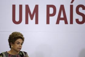 PRESIDENTE BRASILEIRA DILMA ROUSSEFF DIZ QUE NÃO VAI PERMITIR QUE A DEMOCRACIA DO PAÍS SEJA MANCHADA