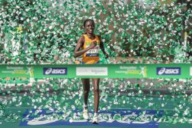 QUENIANOS CYPRIAN KOTUT E VISILINE JEPKESHO VENCEM 40.ª MARATONA DE PARIS