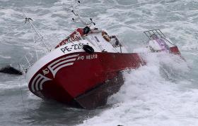 EMBARCAÇÃO ENCALHADA NA ARRIFANA EM RISCO DE SE AFUNDAR – MARINHA