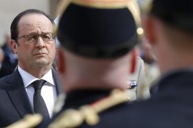 HOLLANDE SUSPENDE CORTES NAS FORÇAS ARMADAS E DECIDE CRIAR 800 POSTOS ADICIONAIS