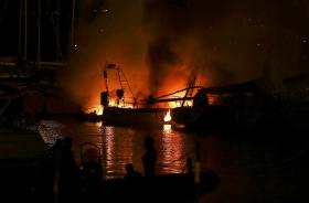 TRÊS EMBARCAÇÕES DESTRUÍDAS POR FOGO NA DOCA DO BOM SUCESSO, LISBOA