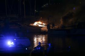 UM FERIDO NO INCÊNDIO EM BARCOS DA DOCA DO BOM SUCESSO, LISBOA
