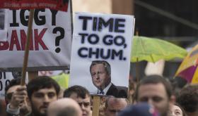 PAPÉIS DO PANAMÁ: CENTENAS DE MANIFESTANTES PEDEM EM LONDRES DEMISSÃO DE CAMERON