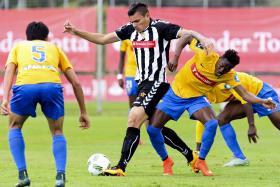 NACIONAL VENCE ESTORIL-PRAIA E FICA, PROVISORIAMENTE, A CINCO PONTOS DA EUROPA