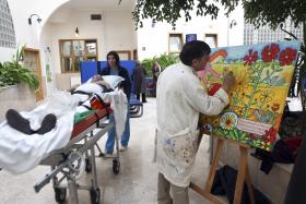 OS CORREDORES BRANCOS DA RADIOTERAPIA DE COIMBRA GANHARAM COR E POESIA