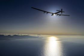 SOLAR IMPULSE 2 COMPLETA VIAGEM DE VOLTA AO MUNDO SEM CONSUMO DE COMBUSTÍVEL