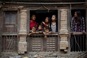 QUATRO MILHÕES DE SOBREVIVENTES AINDA ESPERAM AJUDA UM ANO DEPOIS DO SISMO NO NEPAL