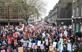 MILHARES NAS RUAS DE LONDRES CONTRA A AUSTERIDADE E PELA DEMISSÃO DE CAMERON