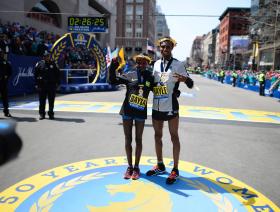 ETÍOPES LEMI BERHANU E ATSEDE BAYSA VENCEM MARATONA DE BOSTON