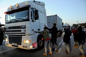 PROTESTO DE SUINICULTORES CONDICIONA TRÂNSITO NA ESTRADA NACIONAL 1