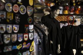 TRADIÇÃO MANTÉM-SE EM COIMBRA E OS ESTUDANTES CONTINUAM A COMPRAR TRAJE