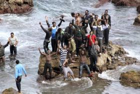 CERCA DE 90 SUBSAARIANOS ENTRAM EM CEUTA APÓS CONTORNAREM PONTÃO FRONTEIRIÇO