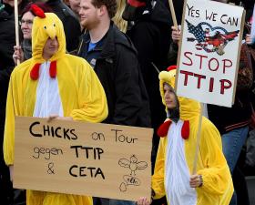 MILHARES MANIFESTAM-SE NA ALEMANHA CONTRA ACORDO DE COMÉRCIO LIVRE COM EUA