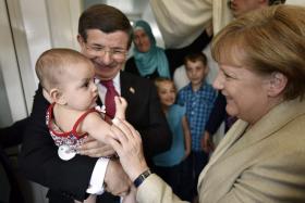 MIGRAÇÕES: ANGELA MERKEL E DONALD TUSK VISITARAM CAMPO DE REFUGIADOS NA TURQUIA