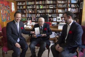 MÁRIO SOARES RECEBEU DE FERNANDO MEDINA CHAVE DA CIDADE DE LISBOA