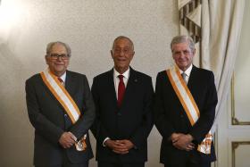 25 ABRIL: PR CONDECORA ARNAUT E LOBO ANTUNES POR CONTRIBUTOS PARA A LIBERDADE