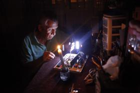 VENEZUELANOS PROTESTAM NAS RUAS CONTRA RACIONAMENTO DE ELETRICIDADE