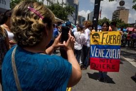 POPULAÇÃO TEME “UMA GUERRA CIVIL” NA VENEZUELA – CONSELHEIRA PORTUGUESA