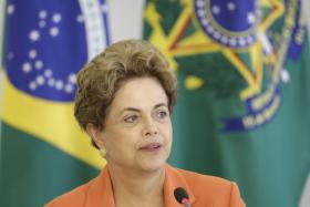 BRASIL: ONZE SENADORES PEDEM RENÚNCIA DA PR DILMA E NOVAS ELEIÇÕES