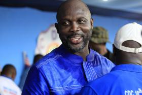 ANTIGA ESTRELA DE FUTEBOL GEORGE WEAH É CANDIDATO ÀS PRESIDENCIAIS DA LIBÉRIA