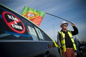 VÁRIAS CENTENAS DE TAXISTAS INICIARAM PELAS 09:30 MARCHA DE PROTESTO NO PORTO