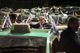 FAIXAS NEGRAS E BUZINADELAS CONTRA A UBER NO PROTESTO DE TAXISTAS EM LISBOA