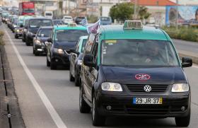 TAXISTAS ALGARVIOS REALIZAM MARCHA LENTA CONTRA CONCORRÊNCIA DESLEAL